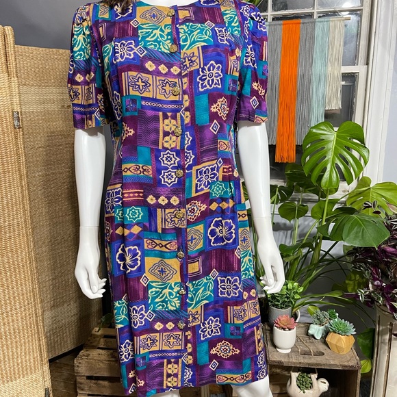 Vibrant Vintage Button-up Dress - Picture 9 of 10